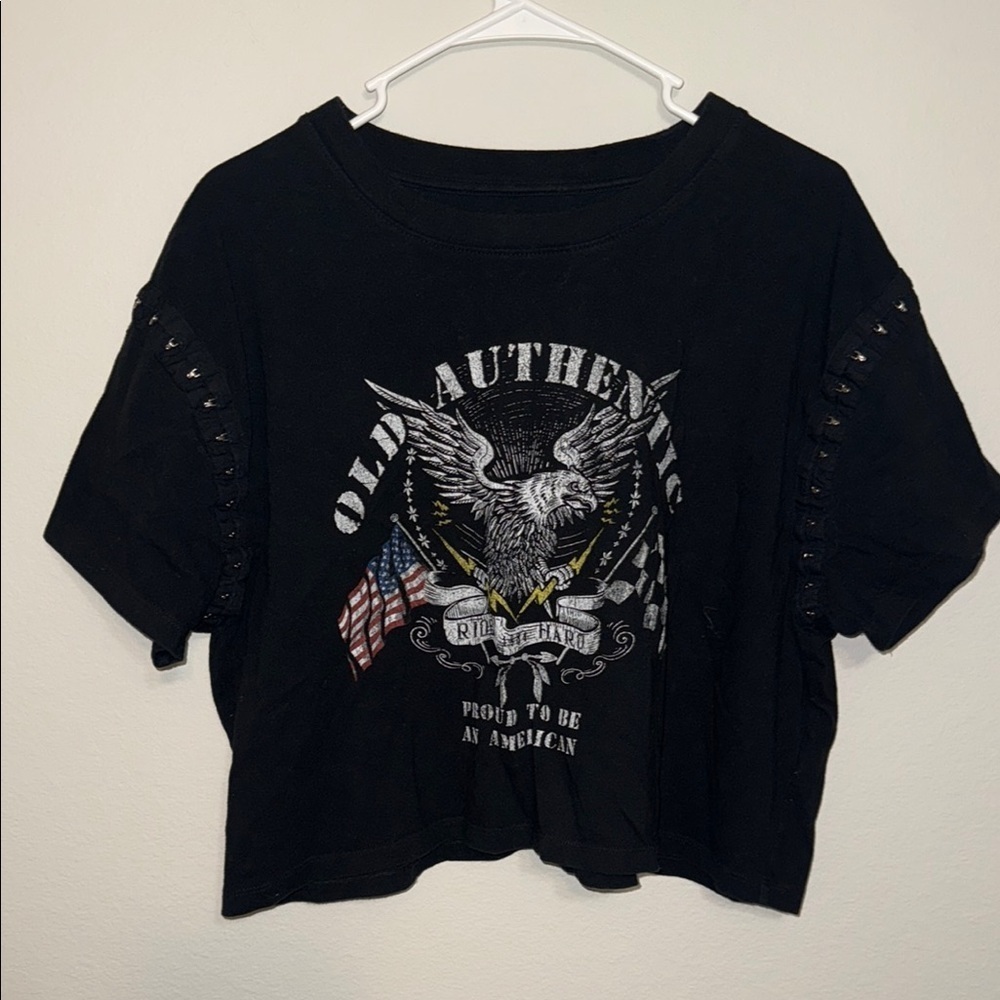 Modern Rebel Black Crop Graphic Short Sleeve Tee - size Large. B1